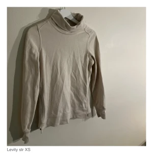 Beige polotröja str XS från Levity - Snygg polotröja i beige från Levity. 