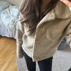 Teddyjacka - Jätte fin teddyjacka från gina tricot i stl XS, knappt använd så i mycket bra skick