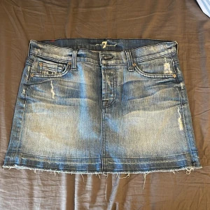 Jeans kjol  - Storlek 26, vet inte vad det är men skulle säga att den sitter som S👍bra skick!🩷