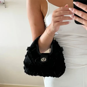 Svart väska - Svart liten västa