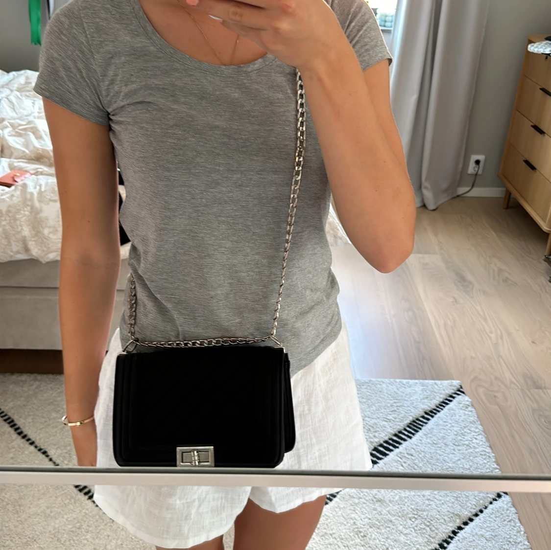 Svart handväska med justerbara band - 91