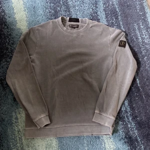 Lagency tröja - En lagency tröja från thernlunds, skicket är toppen knappt använd 9/10  Inga defekter eller något sånt. Köpte den för 799 tror jag Skriv vid minsta fundering 