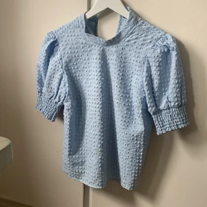 Ljusblå blush - Blå topp / blus från vero moda i storlek S. Köparen står för frakten ❤️