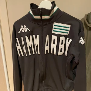 Hammarby Kappa tröja - Old school och sällsynt Hammarby Kappa tröja i grå färg. Storlek M men passar S. Svår och hitta! Bra skick och bra kvalitet. Vid funderingar hör av dig 🤝
