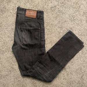 Dsquared2 jeans 44 - Säljer dessa feta dsquared2 jeans i storlek 44 väldigt bra skick 699kr