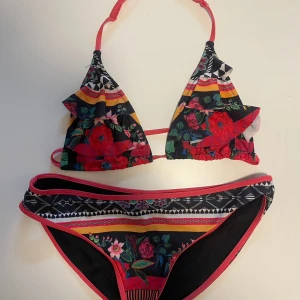 Volang-bikini🌺 - Otroligt fin volangbikini från desigual. Klippt av lappen med storleken men skulle säga att det är en S🩷