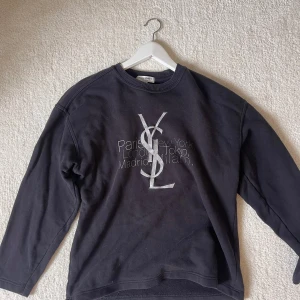 YSL collagetröja - Köpt på vintage butik i new york  Ny pris 8124kr köpt för 5000kr Säljer för 1200kr Stl S