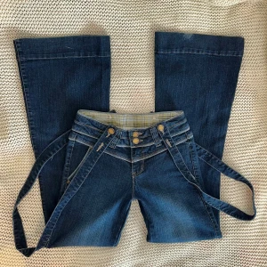 Lågmidjade flare jeans - Jättefina lågmidjade flare riktiga 2000-talet jeans med jättecoola och unika hängslen som är avtagbara, dem är i storlek XS/S, väldigt långa i benen, otroligt sköna med mycket stretch, väldigt unika och coola