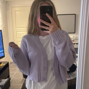 Kofta - Säljer en kofta som e lila och har knappar