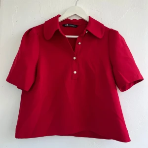 Topp - Röd topp från zara med pärlknappar.  Fint skick! Fin till sommaren med trekvartsarmar. 