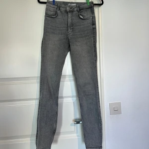 Jeans  - Jeans från zara i storlek 36, knappt använda och i fint skick. Frakt tillkommer.