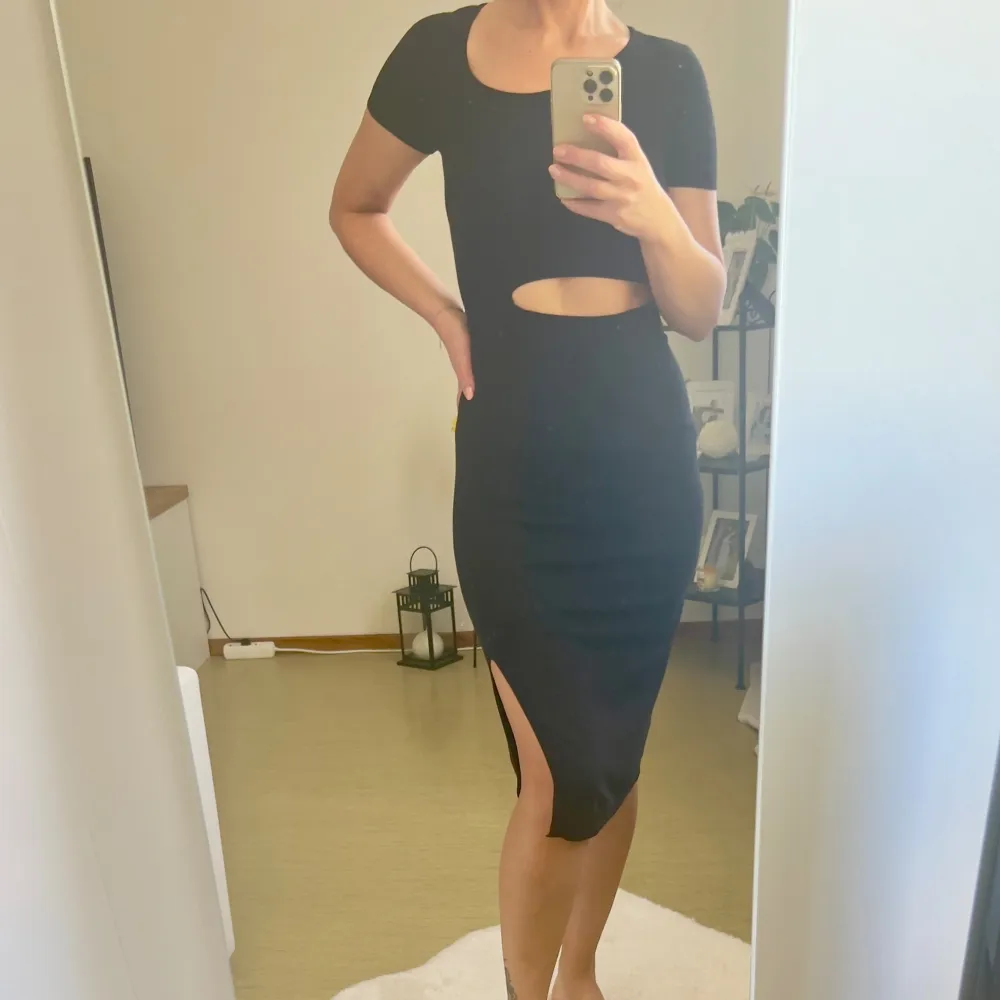 Almost new black dress, slim fit. Klänningar.