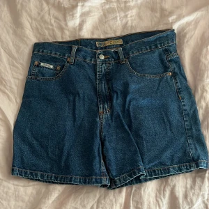 Jeans shorts  - Ett par lite längre jeans shorts från sinful storleken står tyvärr inte💕