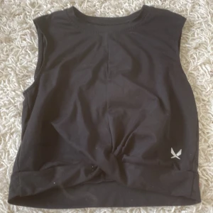 Snyggt tränings linne. - Ett jätte snyggt och sportigt linne från SOC. I storlek 122/128 jag har haft den som en magtröja när jag tränat eftersom att den är för liten.💕