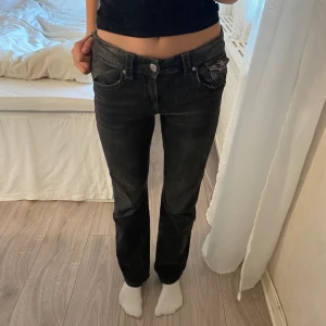 100kr🫶🏼 - Jättesköna jeans från Gina Young i storlek 158. Använda under vintern. Längst nere vid foten är sömmen lite öppen men dom är i ett gott skick💗💗