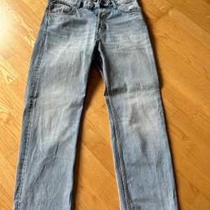  Ljusblå jeans - Säljer mina ljusblå jeans från Weekday då dom är för långa för mig. Använda fåtal gånger och är i bra skick. De är i storlek W30, L30. Pris kan diskuteras.   Hör av dig vid frågor eller intresse