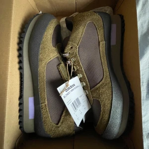 Adidas Blondey Winterhill - Helt nya Blondey adidas collab Storlek US 9 1/2 EU 43 1/3 Nytt släpp svåra att få tag på