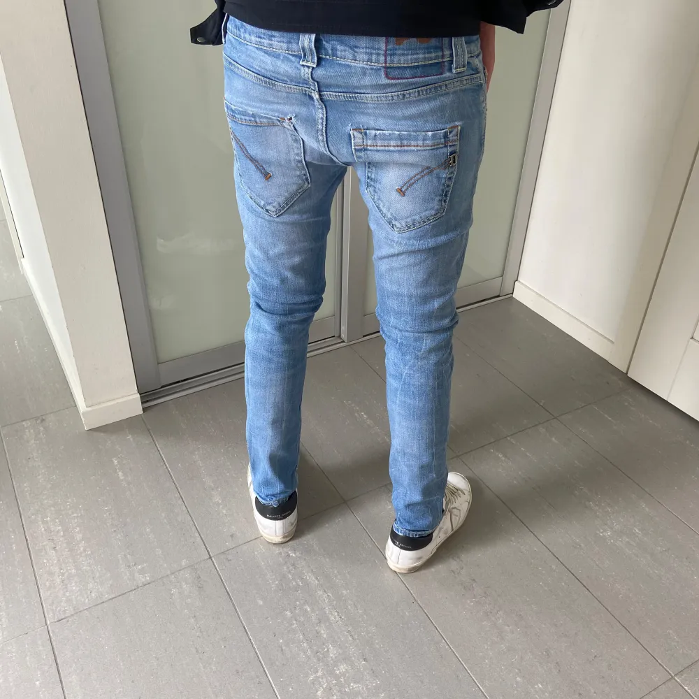 Säljer nu dessa snygga dondup jeans i storlek 31 i en ljusblåa färg som passar till allt och går att använda året runt,  med snygga slitningar som är design. Skriv för fler bilder/frågor🙌🏼. Jeans & Byxor.