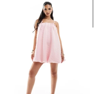 ASOS klänning aldrig använd  - Aldrig använd klänning, kvar i leveransförpackningen 