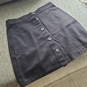 Svart jeanskjol - Svart jeanskjol från Monki, Använd en gång