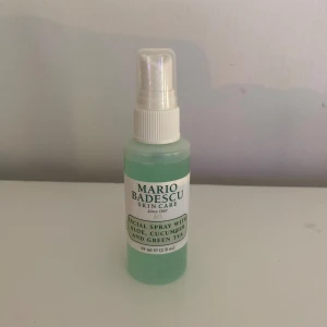 Mario Badescu facial spray - Mario Badescu facial spray with Aloe, Cucumber and green tea. Endast testad några få sprays! 59ml, se bild för hur mycket som är kvar!