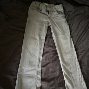 Gråa jeans  - Säljer dessa jeans då dom är försmå, sällan använda och ser helt nya ut. 