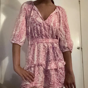 Zara klänning - Man kan både ja den öppen och stängd. Inte jätte bra kvalite på bilderna tyvärr