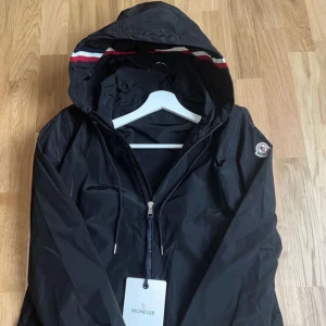 Moncler cardigan  - Hej jag slejer min moncler cardigan för att jag inte använder den längre 