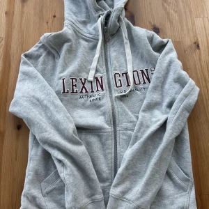 Lexington hoodie  - Använd ett fåtal gånger, jätte fint sick!🩶 Nypris är 1200
