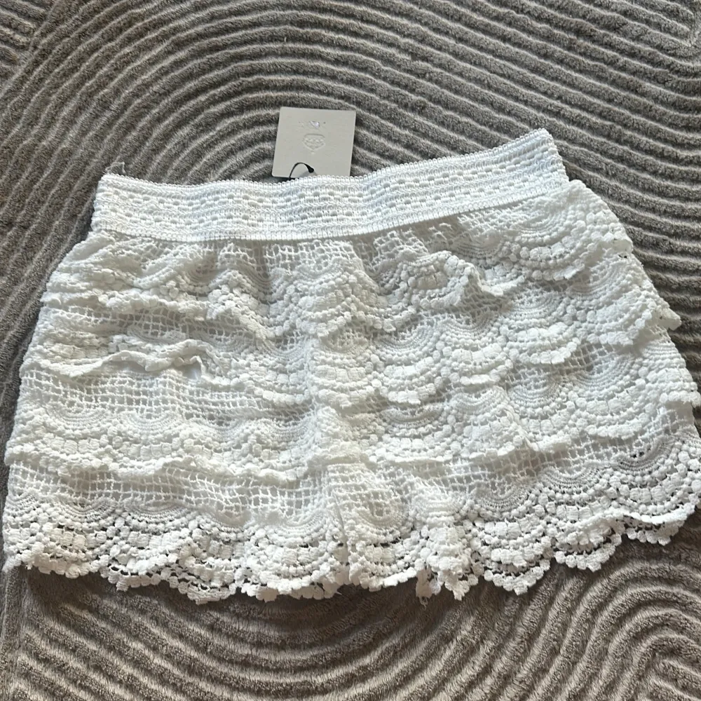 Jag säljer oanvända spets shorts från Chelsea då dom  blev lite för små för mig där bak. Storleken är xs/s skulle säga att den är normal i storleken. Säljer dom för 450 kr plus frakt, hör av er vid frågor.. Shorts.