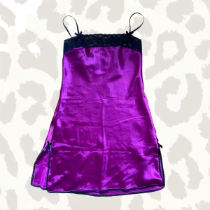 Super vacker samets klänning💖 - Lila samets klänning med svart spets och rosetter💖