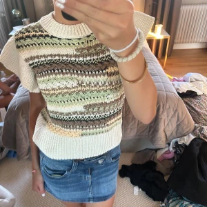 Stickad kortärmad - Jättefin stickad tröja från zara. Helt oanvänd