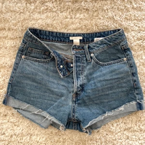 H&M jeansshorts  - Jeansshorts från H&M, det är storlek 36 men de är ganska korta.