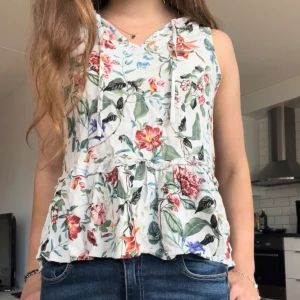 Gullig topp - Gullig topp!! Storlek 36 men passar mig som brukar ha 34/32