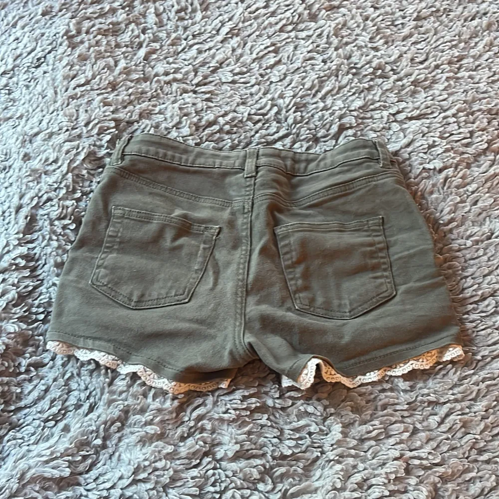 Små jeans shorts, säljer för att dom e för små.💚. Shorts.