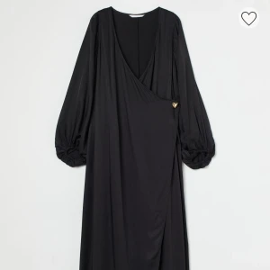 Klänning  - Satin klänning, helt ny med lappen kvar.