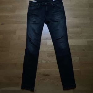 Jack & Jones Jeans - Säljer dessa feta Jack & Jones slim jeansen som är riktigt sköna att ha på sig, skick 7/10 och det är bara att skriva vid funderingar eller liknande!