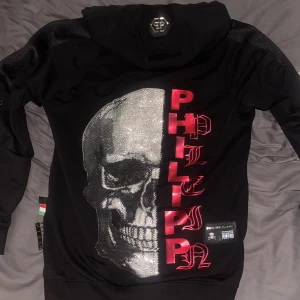 Phillip plein kofta - En väldigt unik och sällsynt kofta som inte säljs längre. Platinum cut och limited edition. Köpt från room 1006 i Malmö år 2019 för 6,6. Den är i väldigt bra skick och är använd några gånger och är helt rökfri och fläckfri. Kom med bud (inga skambud)