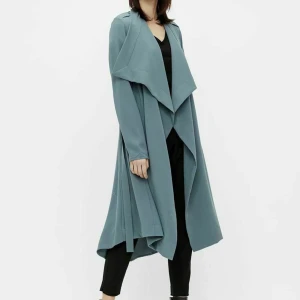Object Trenchcoat  - Trenchcoat i nyskick från Objekt, aldrig använts endast testad.  Storlek small. Nypris var 699,- 