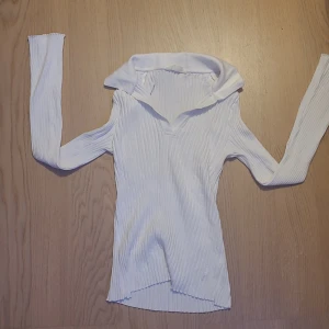 Odd molly tröja - Odd molly tröja! Med krage! Stl 2 motsvarar medium! Super fint skick och knappast använd!. Skriv privat för fler frågor eller bilder!💓