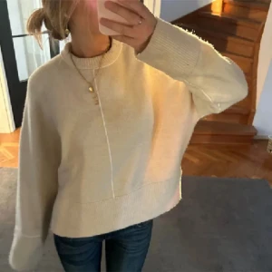 Stickad tröja  - Säljer denna populära stickade tröjan ifrån zara!!