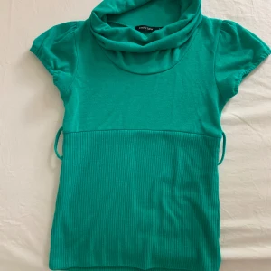 Snygg tröja - Jättefin småstickad tshirt. Den har en slags ”lös” polo som e superfin!!