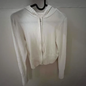Zip tröja - Säljer denna, använder inte längre. Pris 199kr