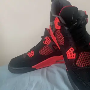 Jordan 4 red thunder riktigt sköna skor ni borde köpa dom här. Skriv till mig först innan ni ska köpa skorna.