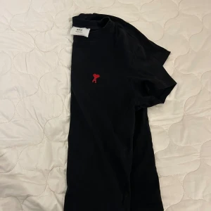 Ami t-shirt  - Strlk s, sick 8,5/10 ny pris 1000kr mitt pris 349kr skriv dm för mer info 🤩
