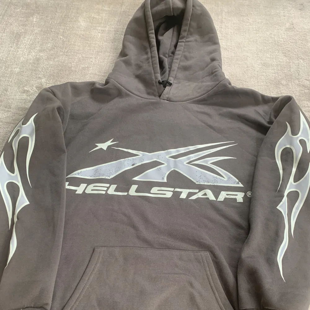 Säljer en oanvänd Hellstar hoodie eftersom storleken inte passade mig. Storleken är L men är mer som en S  Det är ej äkta Hellstar. Hoodies.