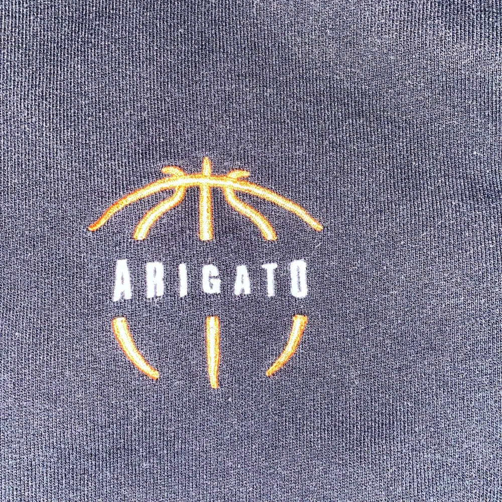 Svart axel arigato hoodie i storlek m. Bra skick på hoodien osv. Väldigt skön å varm. . Hoodies.