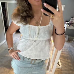 Vit topp  - Vit topp, i bra skick. (Lånade bilder)