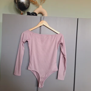  Ny ljuslila ribbad body, offschoulder, ribbad topp strl S - Ny ljuslila ribbad body, offschoulder, ribbad topp strl S. Missa inte mina andra annonser 🌸