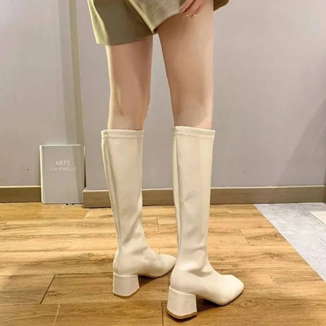 Knähöga stövlar i off-white - 92